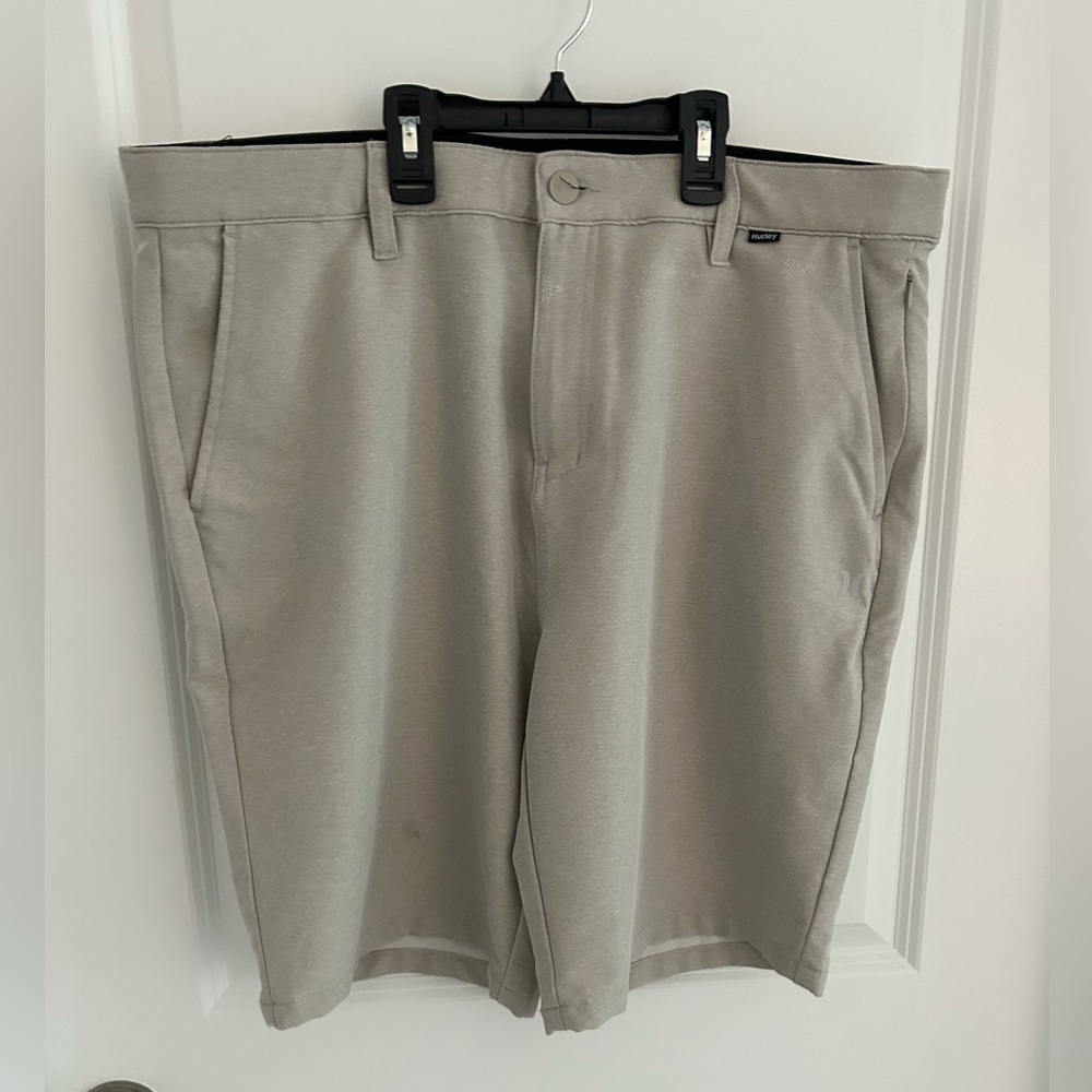Hurley Men's Tan Flat Front Shorts great for golf